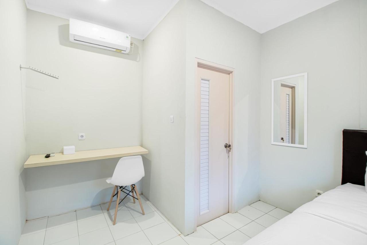 Urban24 Syariah Depok Hotel Екстериор снимка